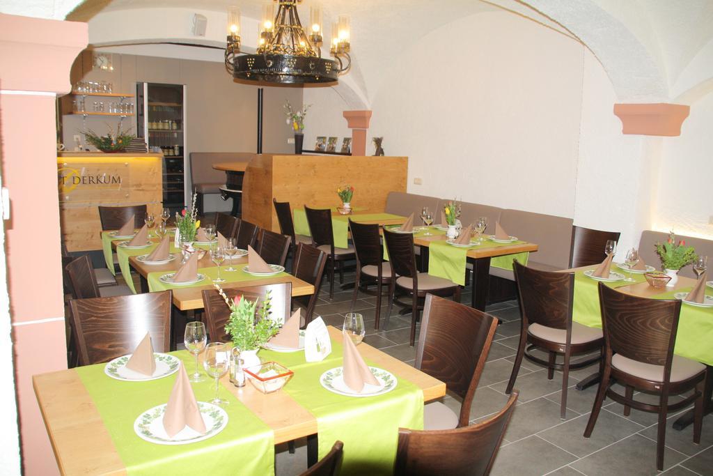 Weingut Gaestehaus Derkum Uerzig Exterior photo