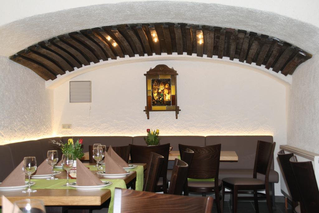 Weingut Gaestehaus Derkum Uerzig Exterior photo